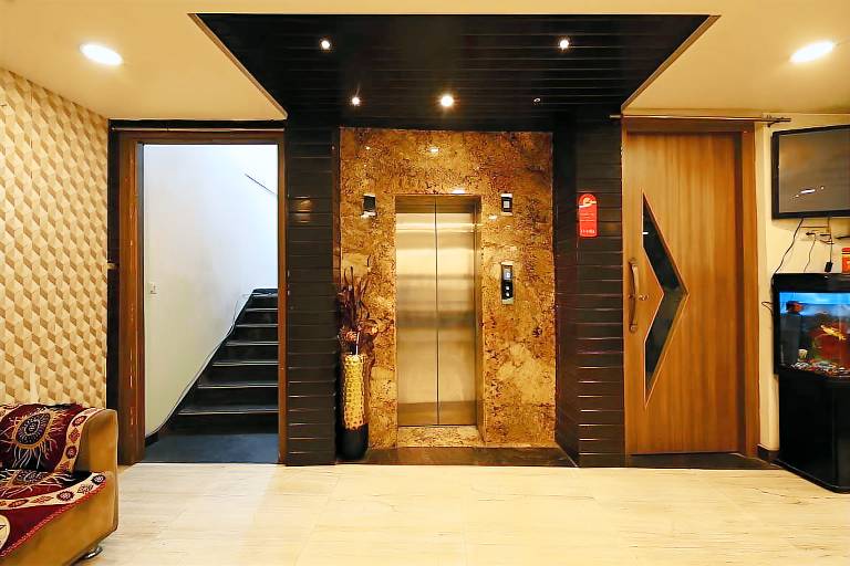 Hotel I P Palace