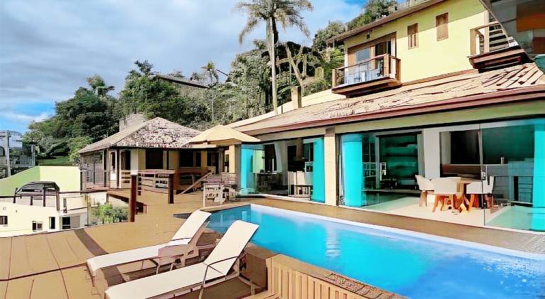 House with pool in Ilhabela
