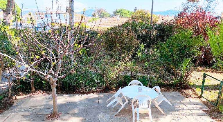 Rental apartment with patio in Bandol