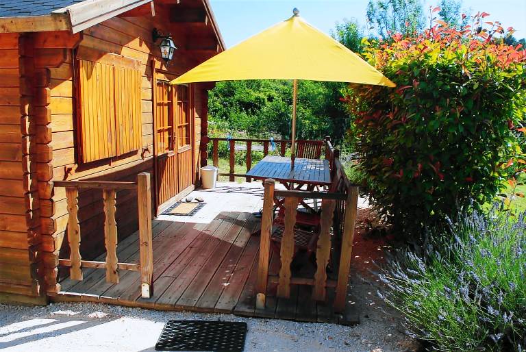 Chalet with yard, barbecue & private pool | Beach view — photo 3