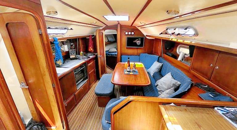 Boat with hot tub | Pets allowed — photo 3