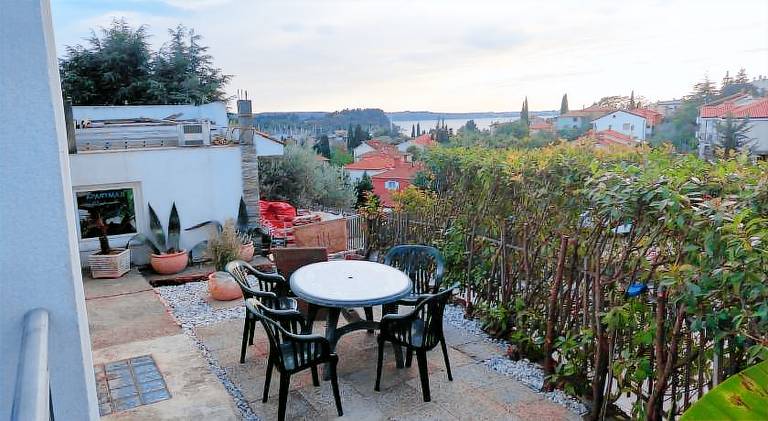 Holiday apartment with yard & terrace — photo 5