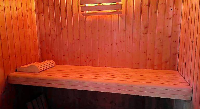 Serviced apartment with sauna, yard & patio — photo 4