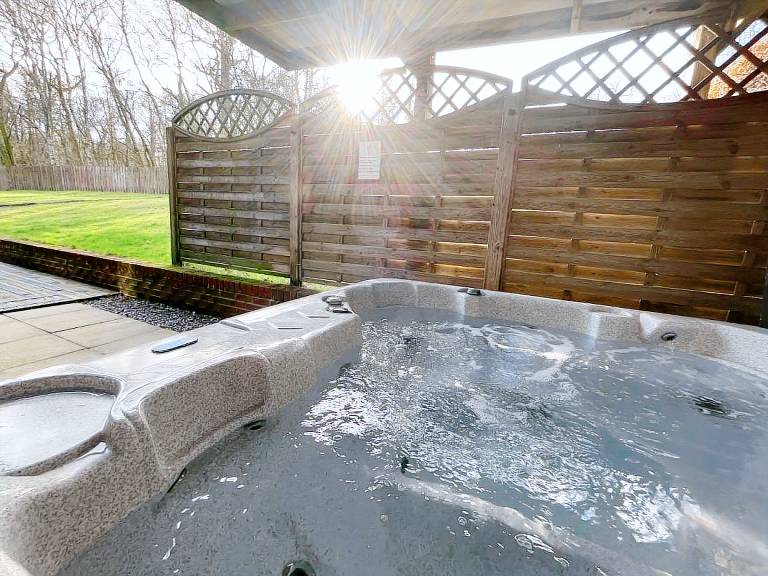 Cottage with jacuzzi, yard & barbecue — photo 3