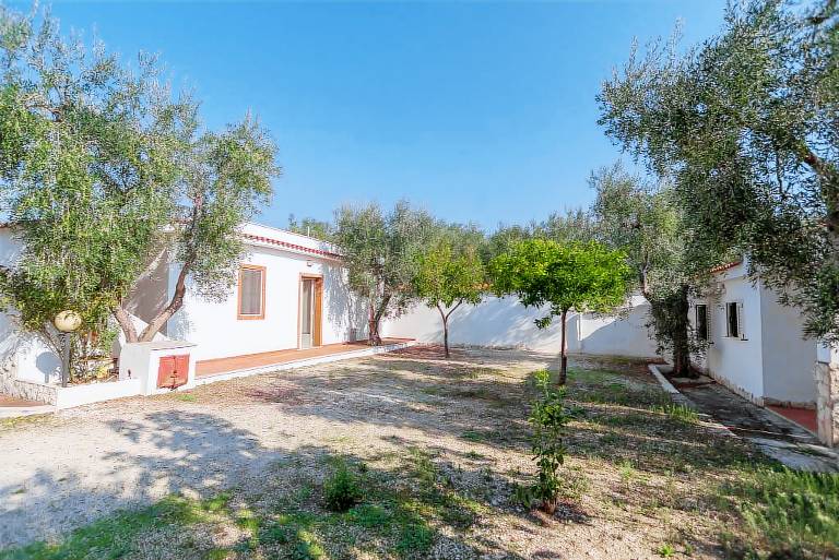 Villa with garden, BBQ & terrace | Beach view — photo 5