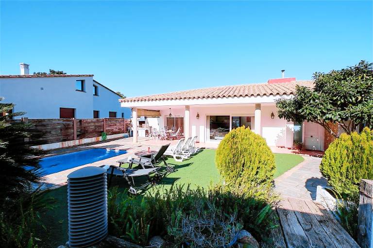 Fully equipped ample vacation home with terrace, garden & private pool | Pets allowed — photo 2