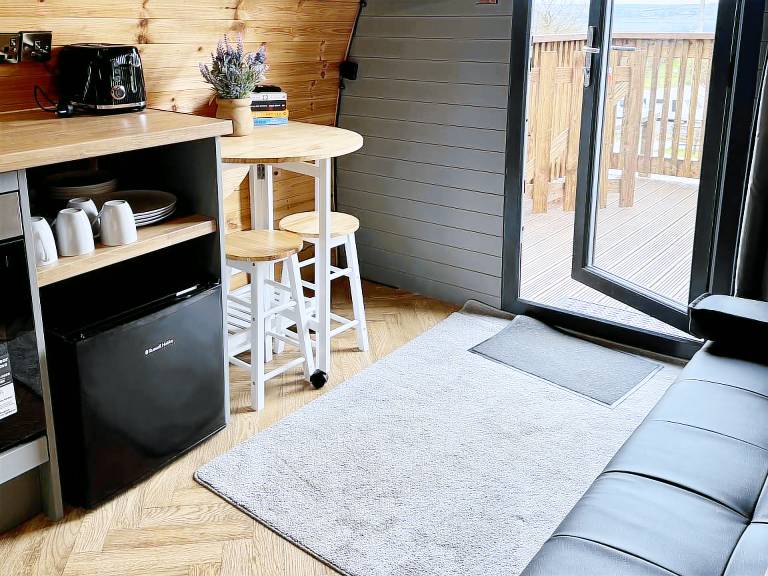 Cottage with jacuzzi & yard — photo 4