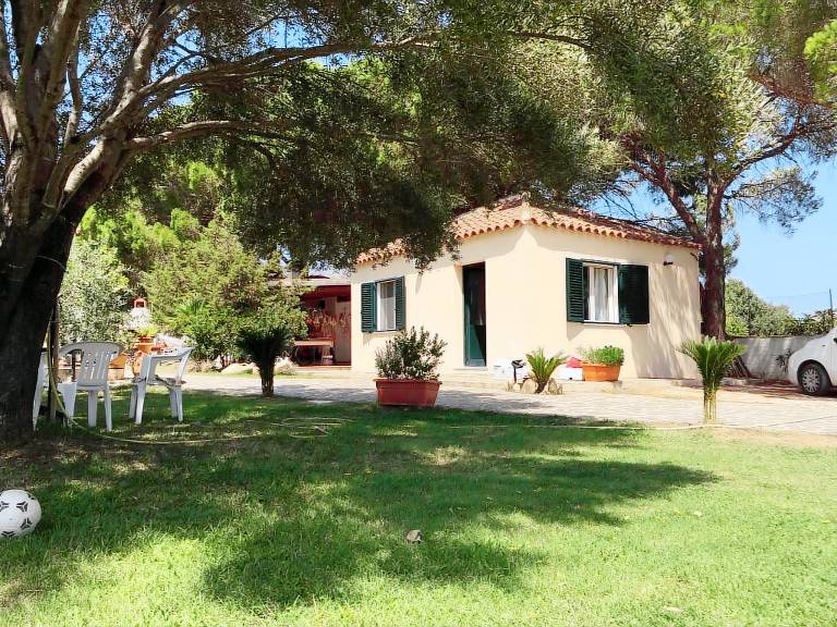 Dependance in villa con giardino al mare