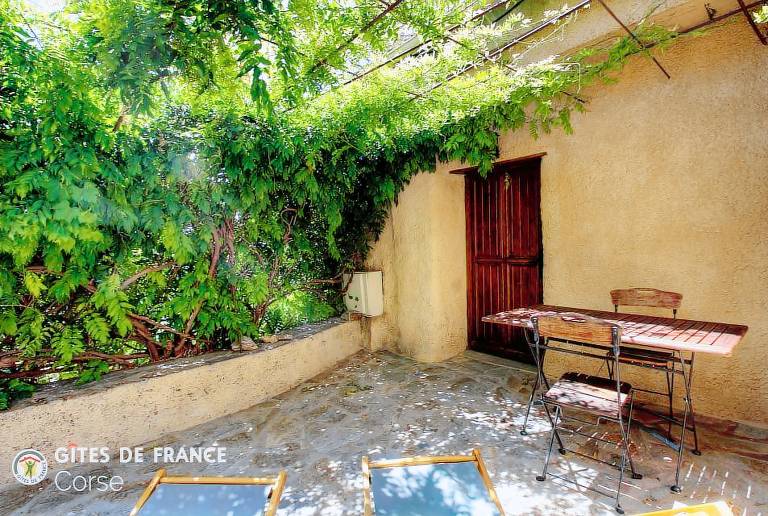 Gite with grill, yard & patio — photo 2