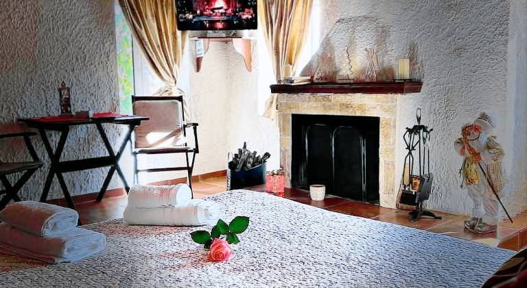 Δωματια Εξοχη-With fireplace and view to the sea in Aigialeia