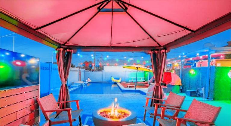Minutes to Old Town & Stadium, Pool, Sauna, Gazebo, Hot Tub, Fire Pit, Sleeps 14 in Scottsdale, AZ