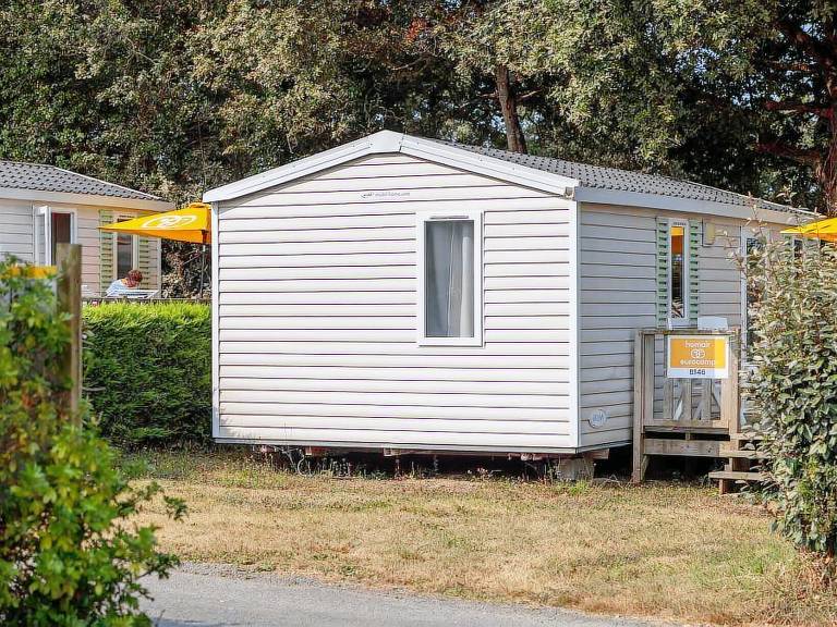 Family-friendly mobile home with patio & heated pool | Pet-friendly — photo 4