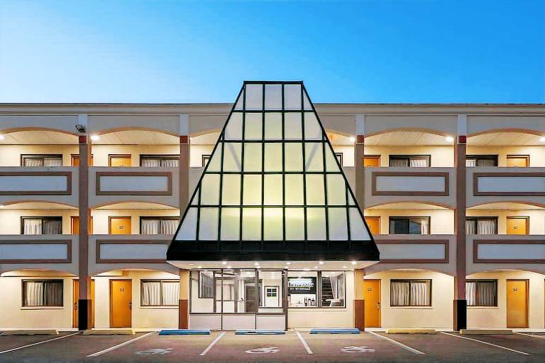 Travelodge by Wyndham Manhasset