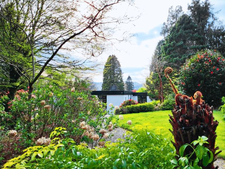 Vacation home with terrace & yard in Ambleside