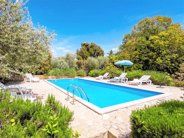 Nice rental apartment with yard, pool & patio | Pets allowed — photo 4