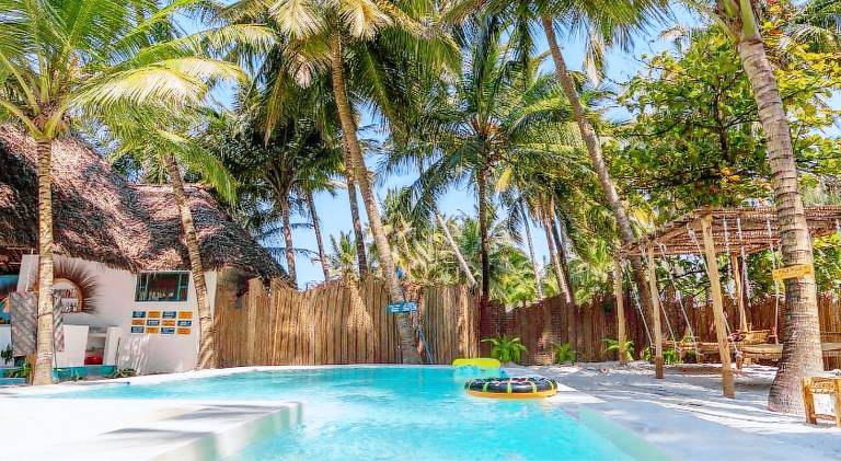 Charming serviced apartment with pool, patio & yard | Close to the beach | Pets are welcome — photo 3