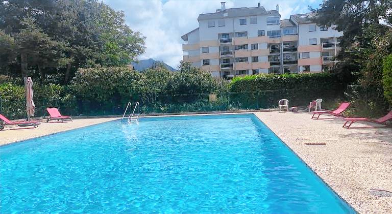 Holiday apartment with garden & pool in Annecy