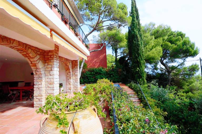 Villa with barbecue, patio & yard — photo 3