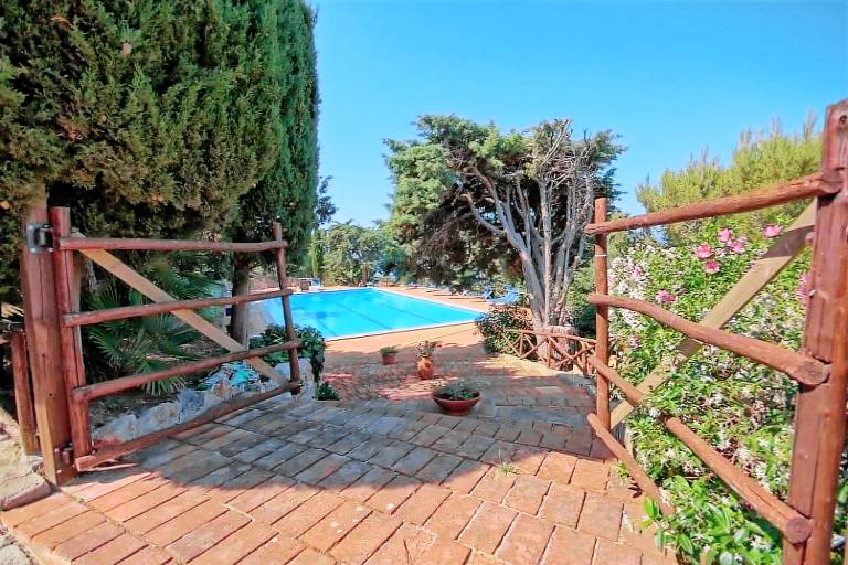 Rental apartment with pool & yard — photo 2
