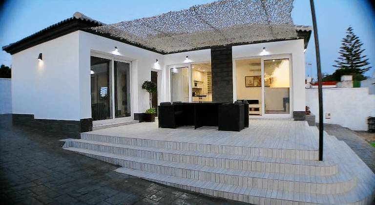 House with pool — photo 5