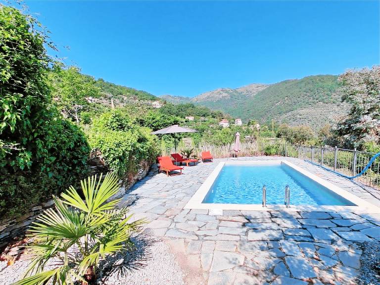 Ligurisches Landhaus in Tavole mit großem Pool