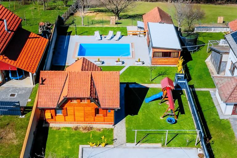 Timber Cottage With Pool