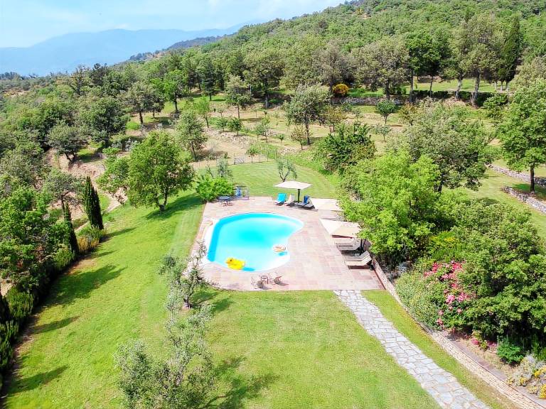 Panoramic Tuscan Farmhouse with Pool, Gardens & Family-Friendly Comfort — photo 5