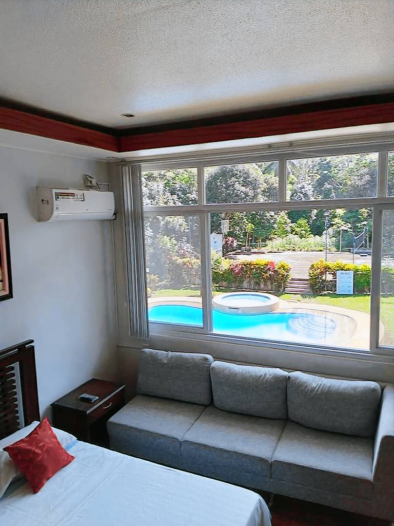 Camiguin Lanzones Resort Queen Deluxe Zimmer 1