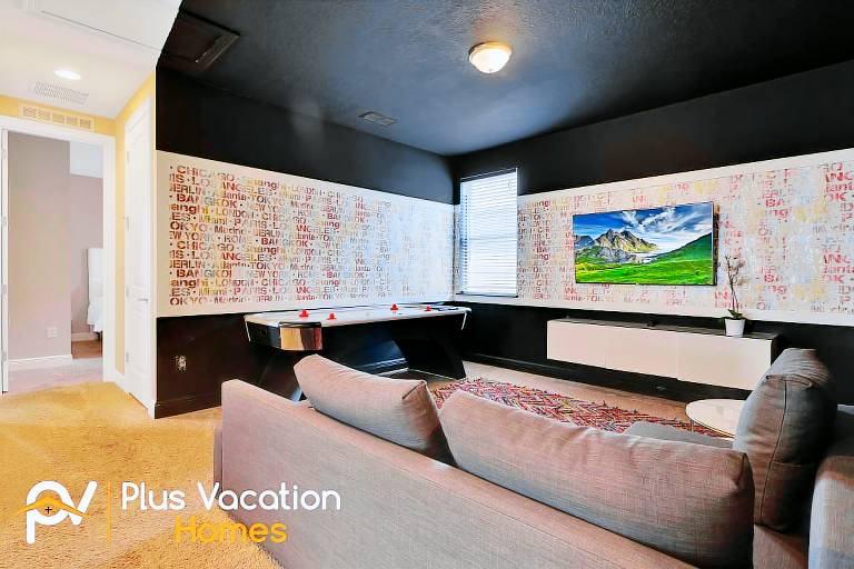 Vacation home with yard, barbeque & private pool — photo 4