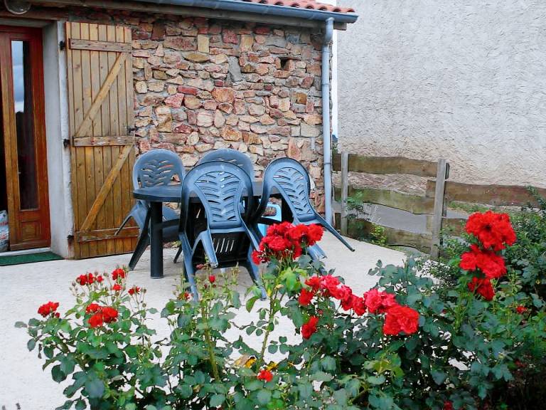 Cottage with barbeque & yard — photo 3