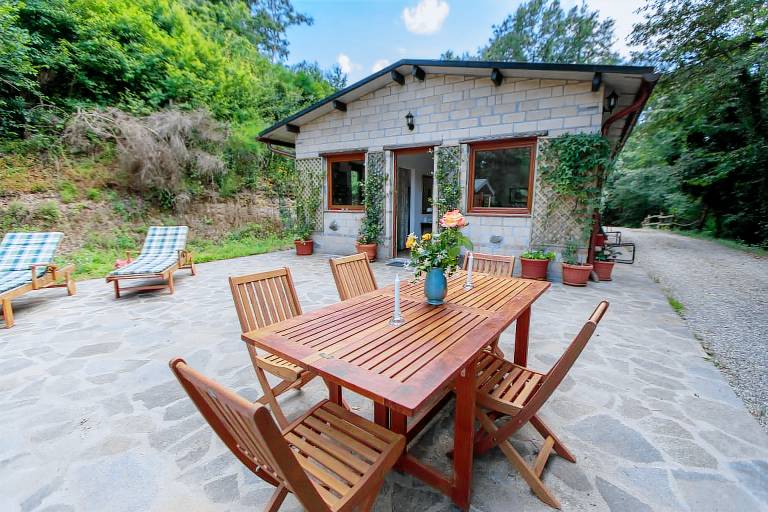 Family-oriented farm with private pool, garden & patio | Garden view | Pet-friendly — photo 5