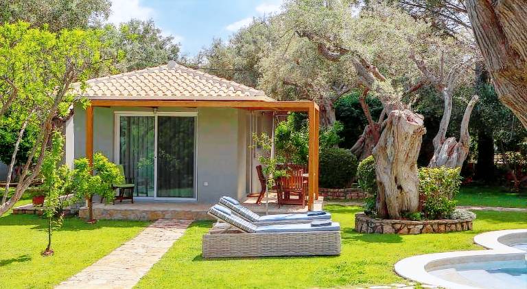 Holiday apartment with private pool, BBQ & yard — photo 5