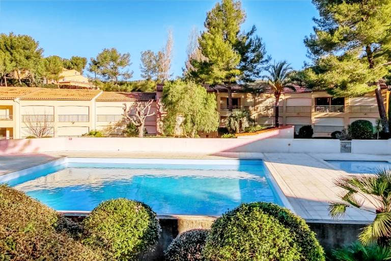 Flat With Swimming Pool Near The Beach in Bandol