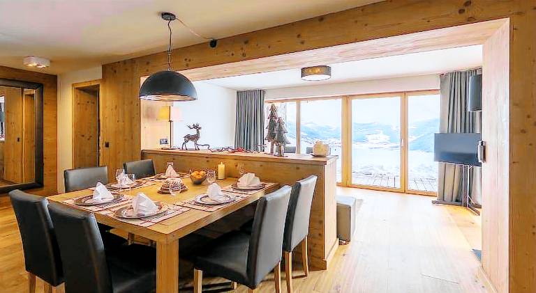 Chalet with pool & hot tub — photo 3