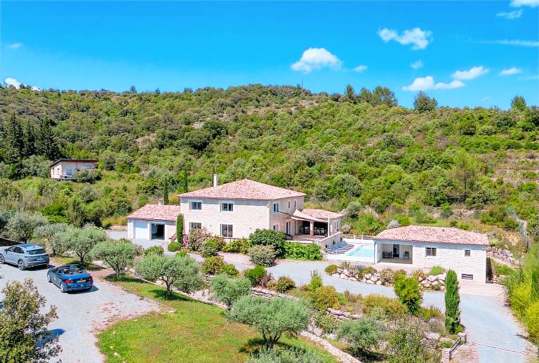 Villa with private pool, yard & grill | Pet-friendly — photo 2