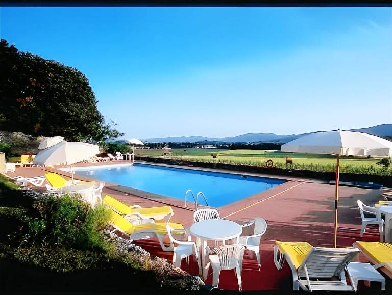 Vacation home with patio, pool & garden | Pets allowed — photo 2