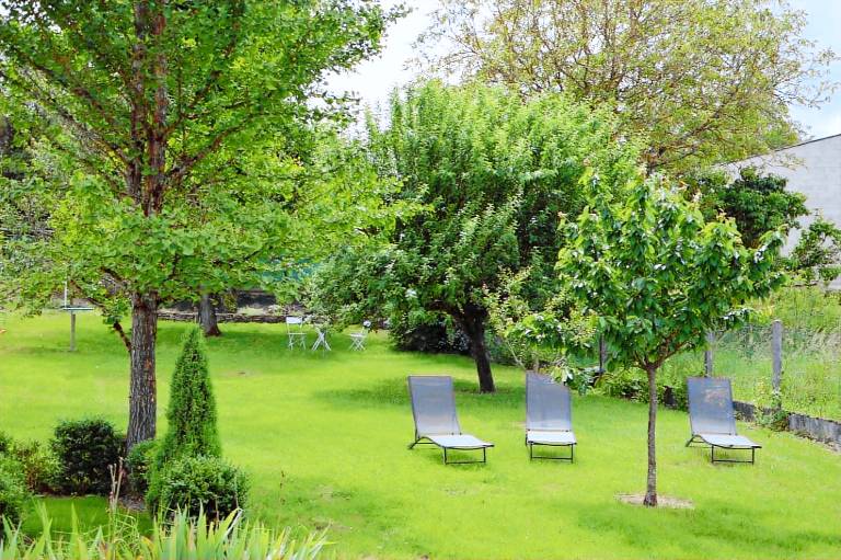 Gite with barbeque, patio & yard — photo 4
