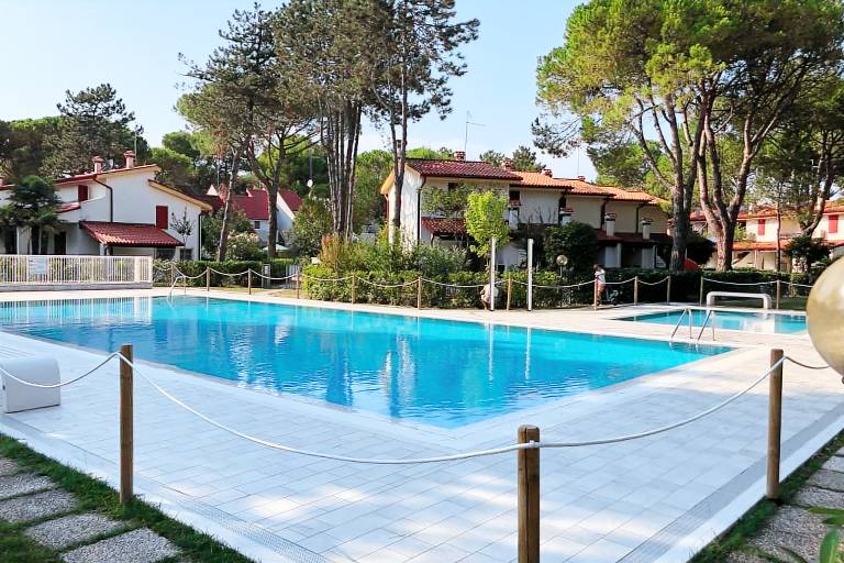 Children-friendly nice holiday apartment with yard, pool & terrace | Garden view | Pets are welcome in Lignano Sabbiadoro