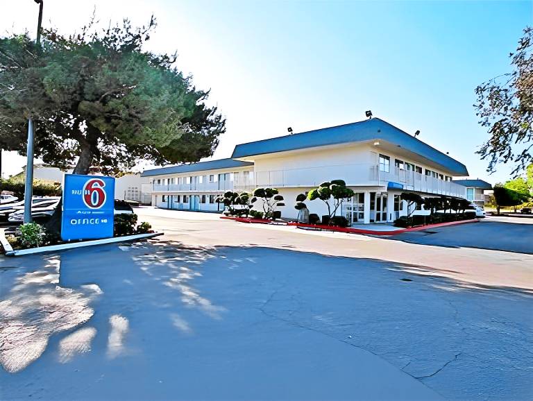 Super 8 by Wyndham Tracy — photo 2