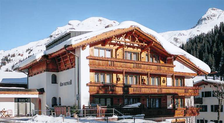Wonderful serviced apartment with terrace, pool & garden | Close to the ski | Pets are welcome in Lech am Arlberg