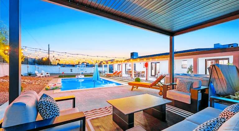 House with pool — photo 3