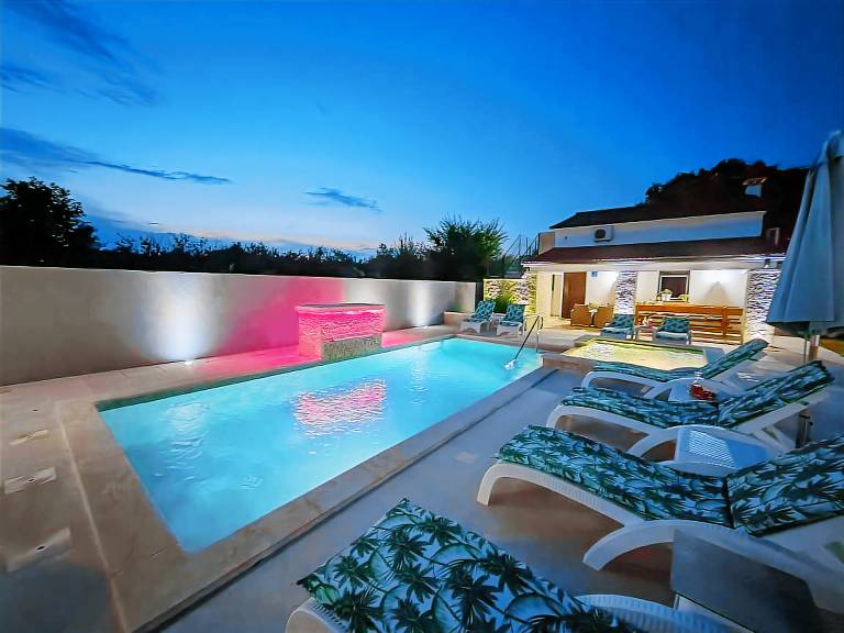 House with BBQ, pool & patio — photo 2