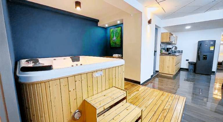 Serviced apartment with hot tub | Close to Lleras Park | Pets allowed — photo 4
