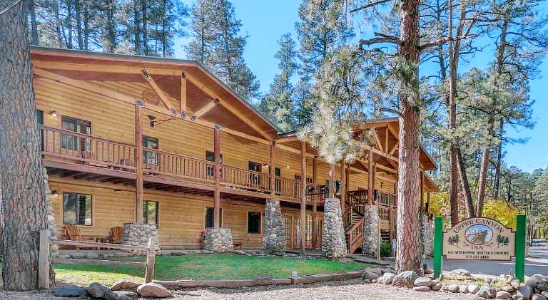 Big chalet with yard, patio & jacuzzi | Dogs allowed in Ruidoso, NM