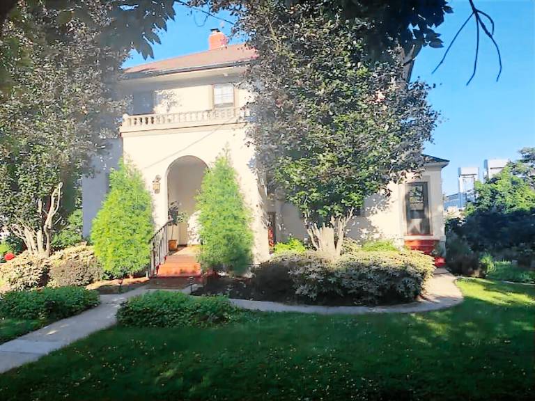 House  New London