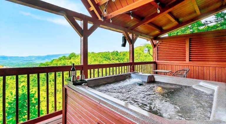 Vacation home with jacuzzi in Sevierville, TN
