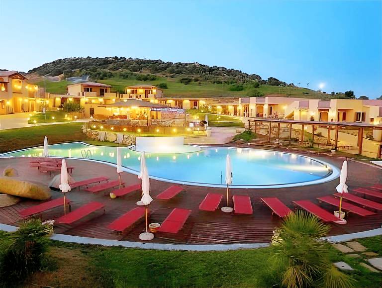 Serviced apartment with pool, yard & patio in Villasimius