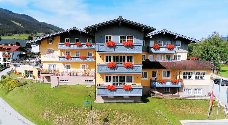 Family-oriented pleasant serviced apartment with pool, sauna & patio | Next to the ski | Dogs allowed in Schladming