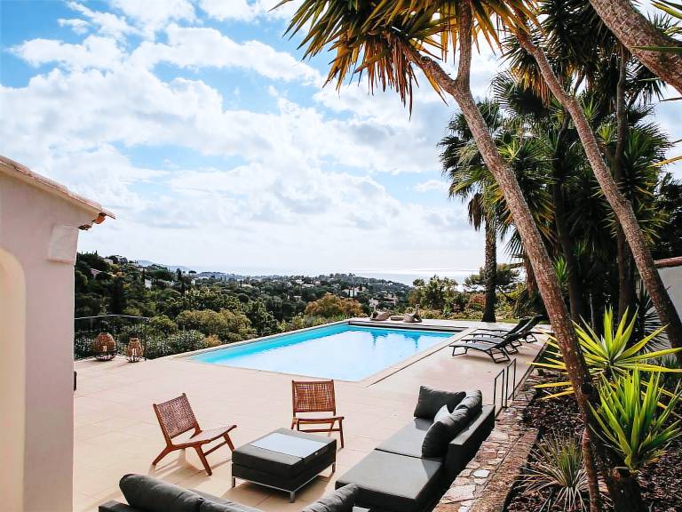 Vacation home with BBQ, private pool & garden — photo 4