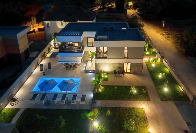 Children-friendly villa with private pool, barbecue & yard | Pet-friendly — photo 2